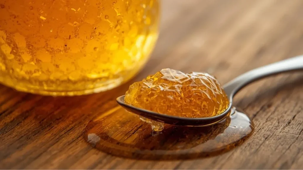 Kristalize balın doğal yapısını gösteren ürün fotoğrafı