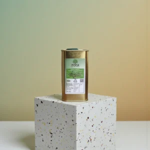 Kekik çeşnili natürel sızma zeytinyağı, sade bir mermer zemin üzerinde